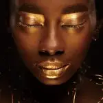 Glasschilderij 80x120cm Vrouw met gouden ogen/lippen