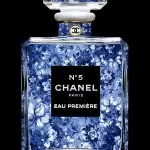 Glasschilderij met goudfolie 60x80cm Parfumflesje blauwe bloemen