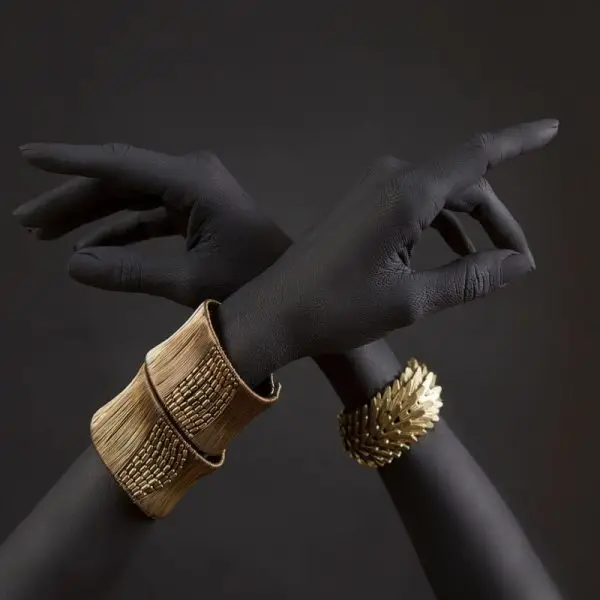 Glasschilderij 120x80cm Donkere armen met gouden armbanden