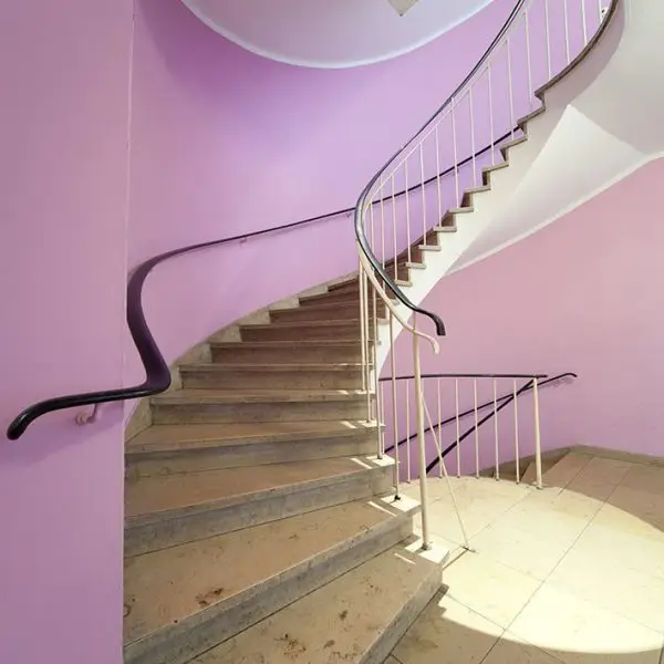 Glasschilderij 80x120cm Wenteltrap met roze muur