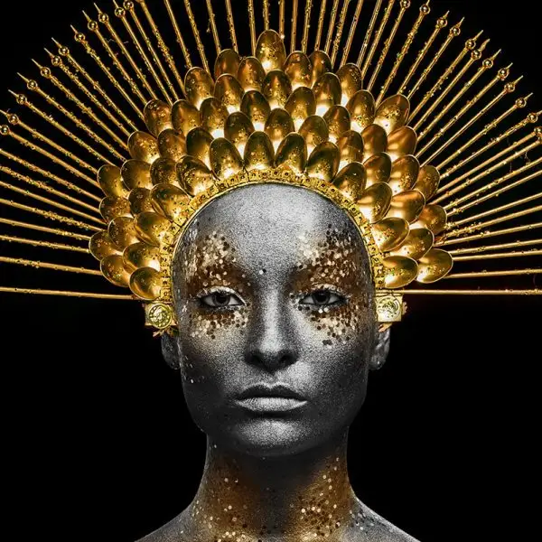 Glasschilderij 80x120cm Vrouw met gouden hoofdversiering