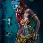 Glasschilderij 80x120cm Vrouw met kolibries